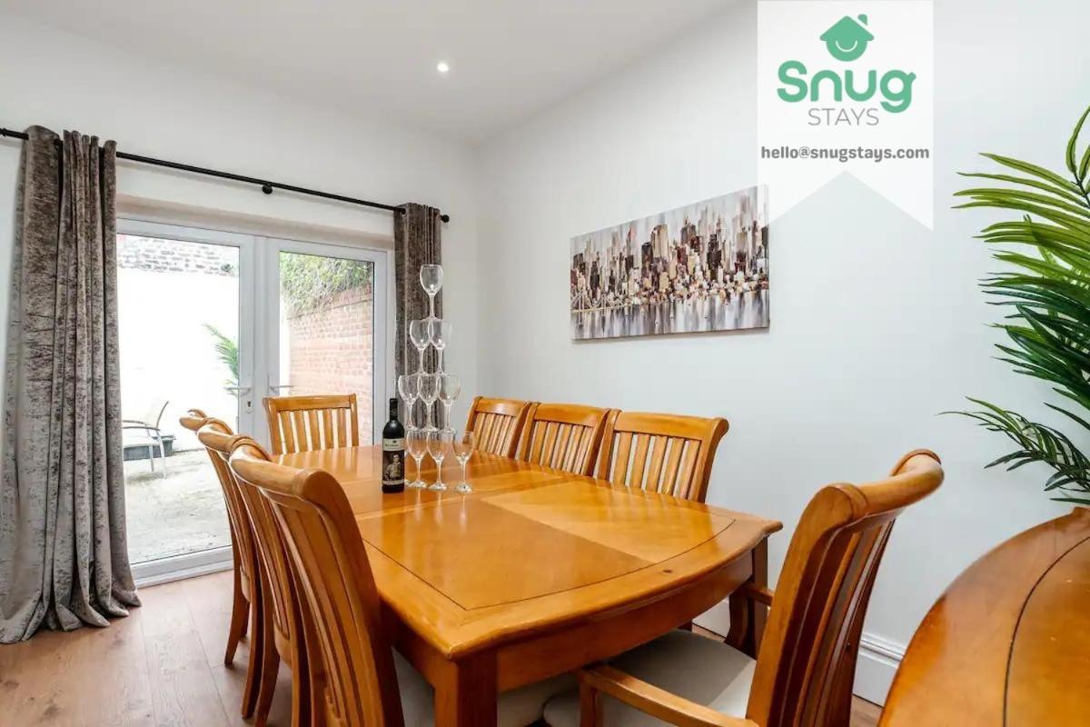 Fairfield House - 4 Bedroom, 8 Beds, Free Wi-fi, Free Parking Ferienhaus *