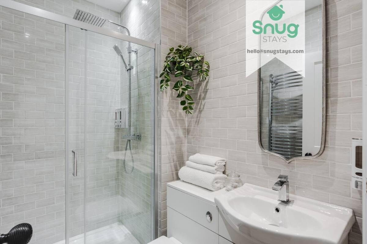 Fairfield House - 4 Bedroom, 8 Beds, Free Wi-fi, Free Parking Ferienhaus